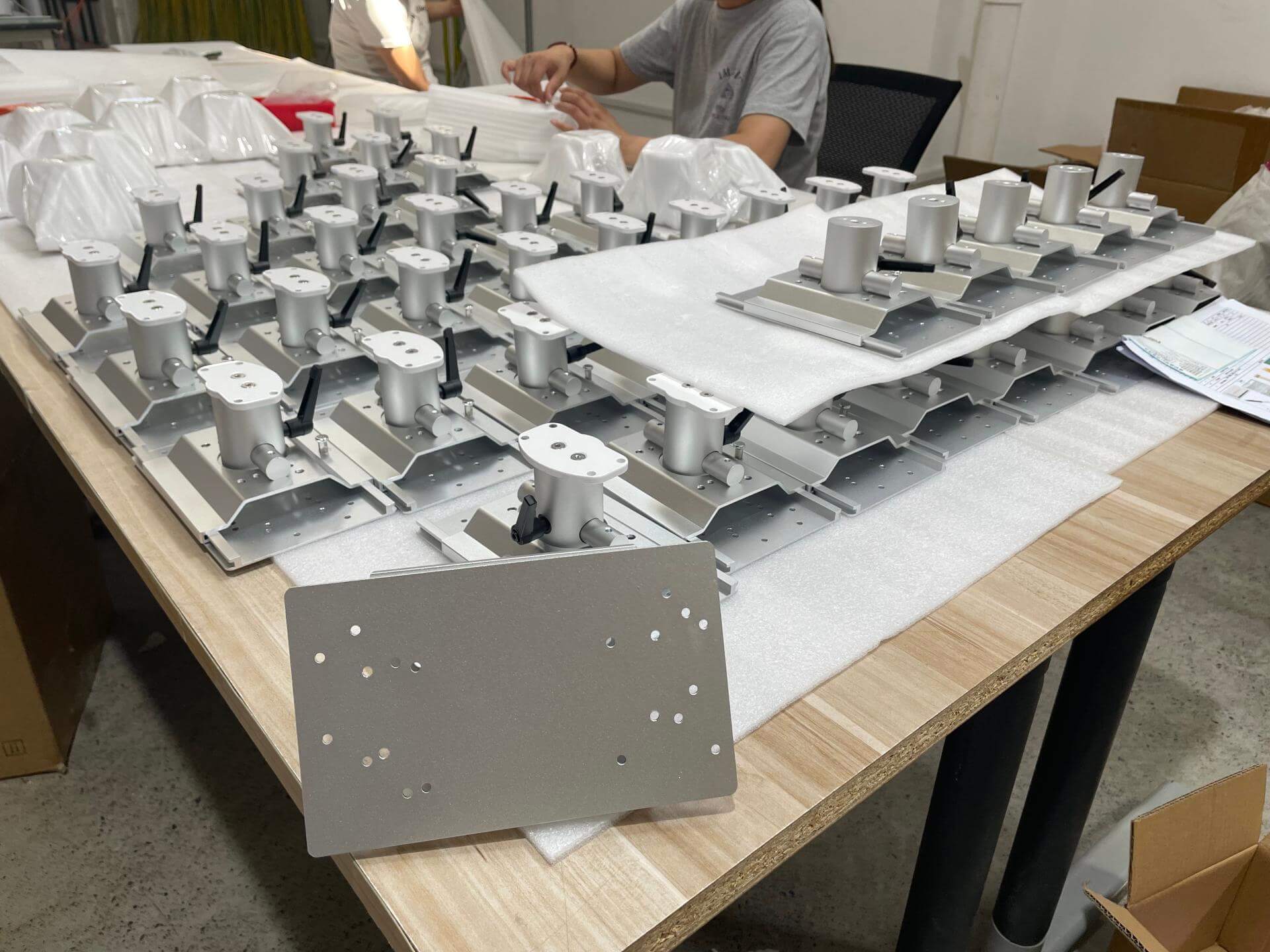 How to choose a monitor cart?